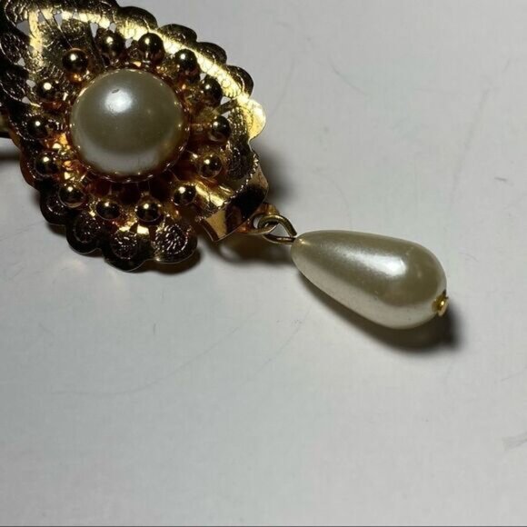 Brooch – Vintage 1950s Gold-Tone Filigree Flower with Faux Pearl - Picture 3 of 4